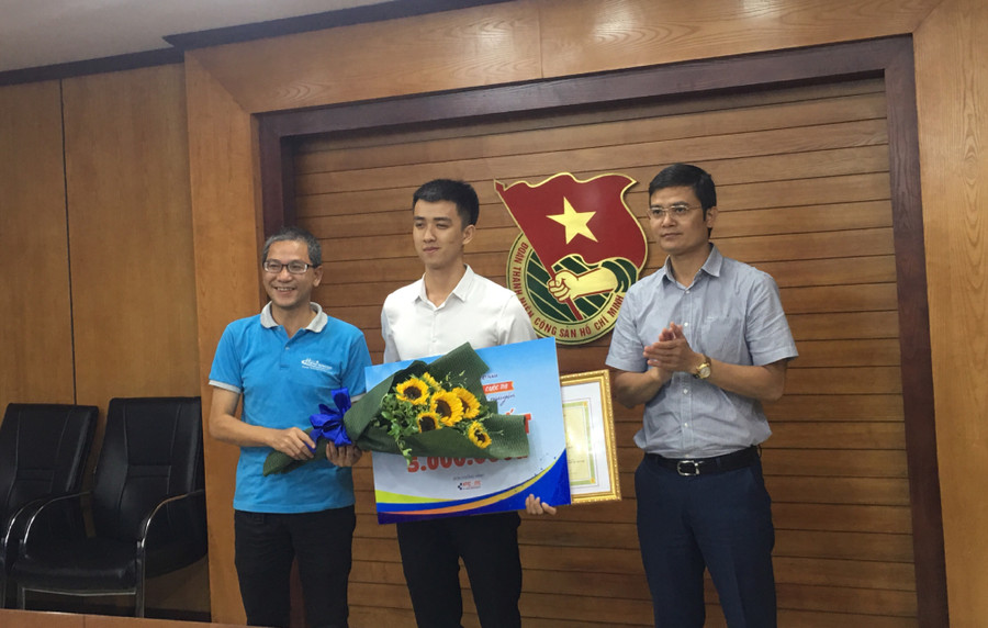 Em Võ Anh Khoa, Trường ĐH Bách Khoa Đà Nẵng với ý tưởng “Phương tiện thủy bộ thu gom rác thải bãi biển, mặt nước" đã đoạt giải Nhất cuộc thi