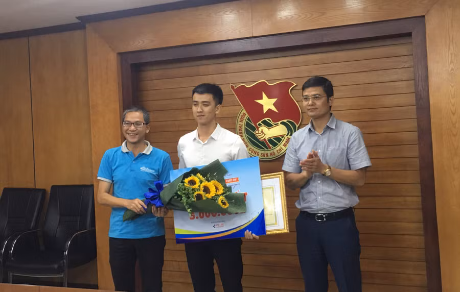 Em Võ Anh Khoa, Trường ĐH Bách Khoa Đà Nẵng với ý tưởng “Phương tiện thủy bộ thu gom rác thải bãi biển, mặt nước" đã đoạt giải Nhất cuộc thi