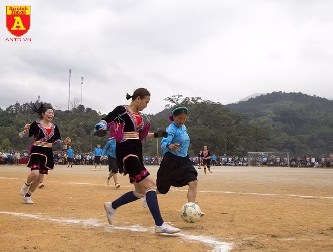 Những pha rê dắt bóng như các cầu thủ chuyên nghiệp của những cô gái dân tộc thực sự khiến người xem vô cùng thích thú.