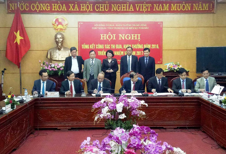 Cụm thi đua 7 tỉnh trung du và miền núi phía Bắc ký giao ước thi đua năm 2017. Ảnh: Báo Bắc Kạn