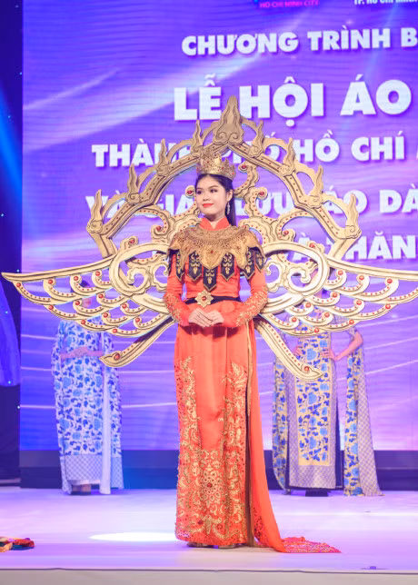 Dan mau Viet toa sang o be mac Le hoi Ao dai - Anh 2