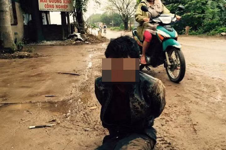 Nam thanh niên trộm chó bị đánh hội đồng dã man. Ảnh Beat.vn