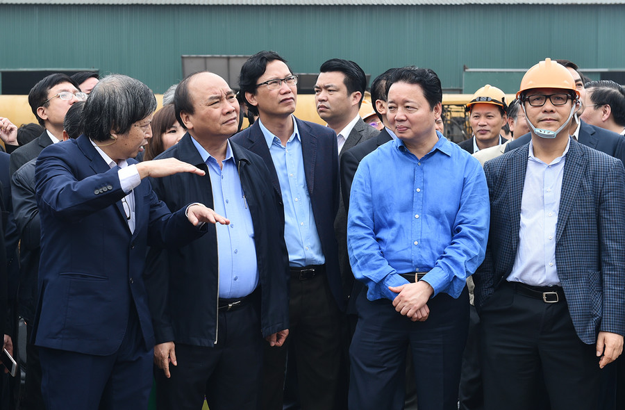 Thủ tướng, lãnh đạo các bộ, ngành nghe đại diện Công ty HMC thuyết minh về công nghệ điện rác. Ảnh: VGP/Quang Hiếu Thủ tướng, lãnh đạo các bộ, ngành nghe đại diện Công ty HMC thuyết minh về công nghệ điện rác. Ảnh: VGP/Quang Hiếu