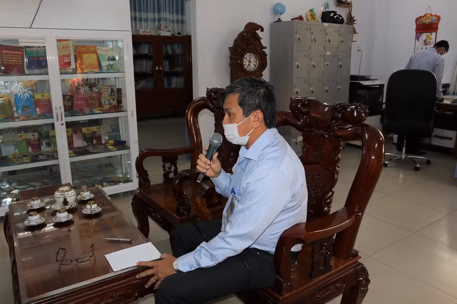 Hiệu trưởng Trường TH Lê Quý Đôn, TP Mỹ Tho cập nhật tình hình dịch bệnh trên hệ thống loa.