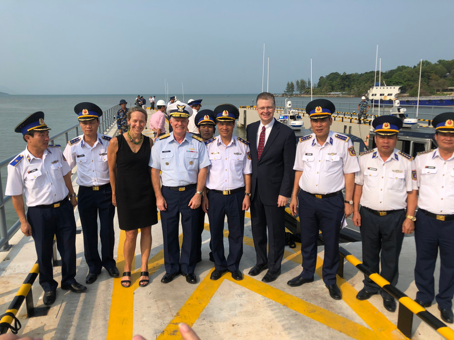 Đại sứ Hoa Kỳ Daniel Kritenbrink, Trung tướng Nguyễn Quang Đạm, Tư lệnh lực lượng Cảnh sát biển Việt Nam, Phó Đô đốc Fred M. Midgette, Tư lệnh lực lượng Tuần duyên Hoa Kỳ, Tổng Lãnh sự Hoa Kỳ tại Thành phố Hồ Chí Minh Mary Tarnowka và các lãnh đạo Việt Nam tại Phú Quốc hôm 28/3. Đại sứ Hoa Kỳ Daniel Kritenbrink, Trung tướng Nguyễn Quang Đạm, Tư lệnh lực lượng Cảnh sát biển Việt Nam, Phó Đô đốc Fred M. Midgette, Tư lệnh lực lượng Tuần duyên Hoa Kỳ, Tổng Lãnh sự Hoa Kỳ tại Thành phố Hồ Chí Minh Mary Tarnowka và các lãnh đạo Việt Nam tại Phú Quốc hôm 28/3.