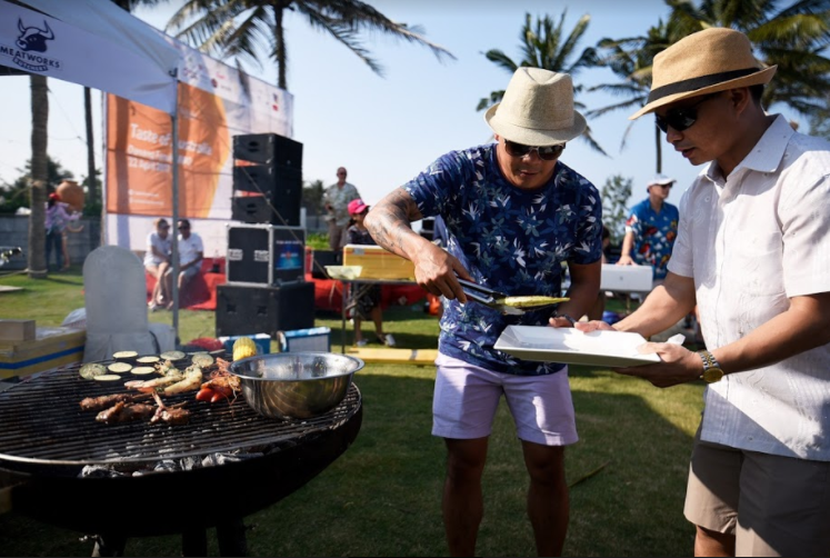 Bếp trưởng nổi tiếng Ngô Thanh Hòa đang biểu diễn kỹ thuật nướng BBQ tại Taste of Austraila Đà Nẵng