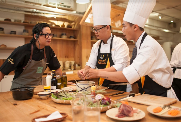 Đại Sứ Taste of Australia Luke Nguyen đang hướng dẫn các thí sinh tại cuộc thi nấu ăn Taste of Australia