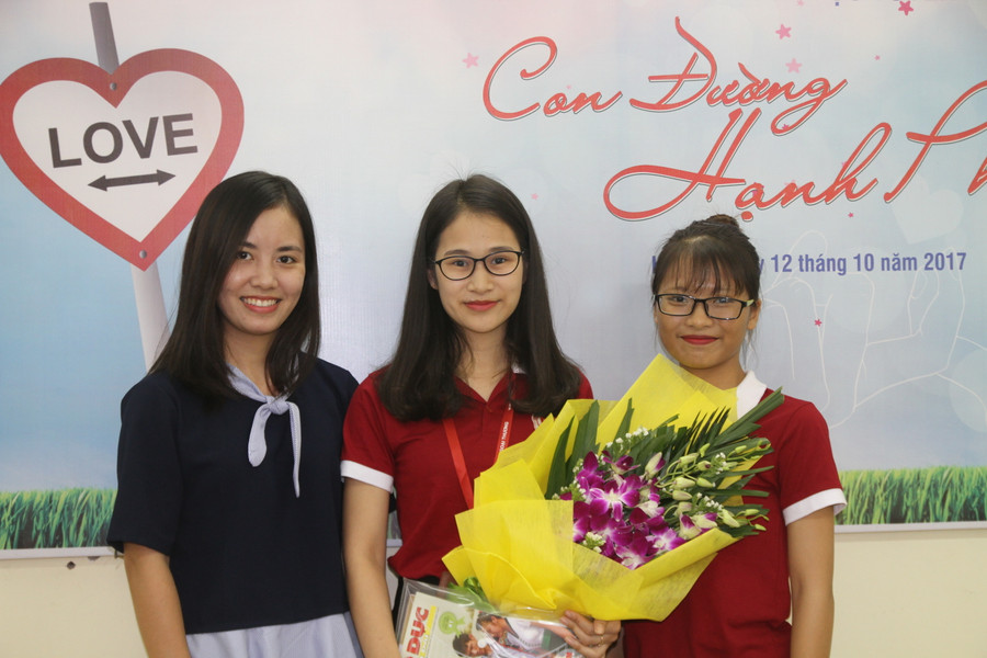 Đặng Thùy Dương (giữa) và các bạn trong buổi giao lưu trực tuyến do báo Giáo dục và Thời đại tổ chức