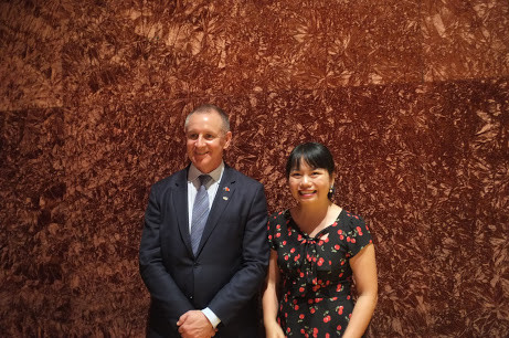 Đào Thị Hằng và ông Jay Weatherill - Thủ hiến bang Nam Úc - trong chuyến ông Jay thăm và làm việc tại Việt Nam tháng 6/2016