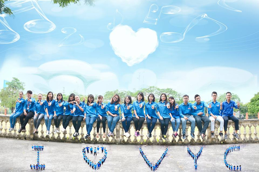 Thùy Dương cùng các bạn trong Câu lạc bộ Thanh niên tình nguyện VYC - FTU Thùy Dương cùng các bạn trong Câu lạc bộ Thanh niên tình nguyện VYC - FTU