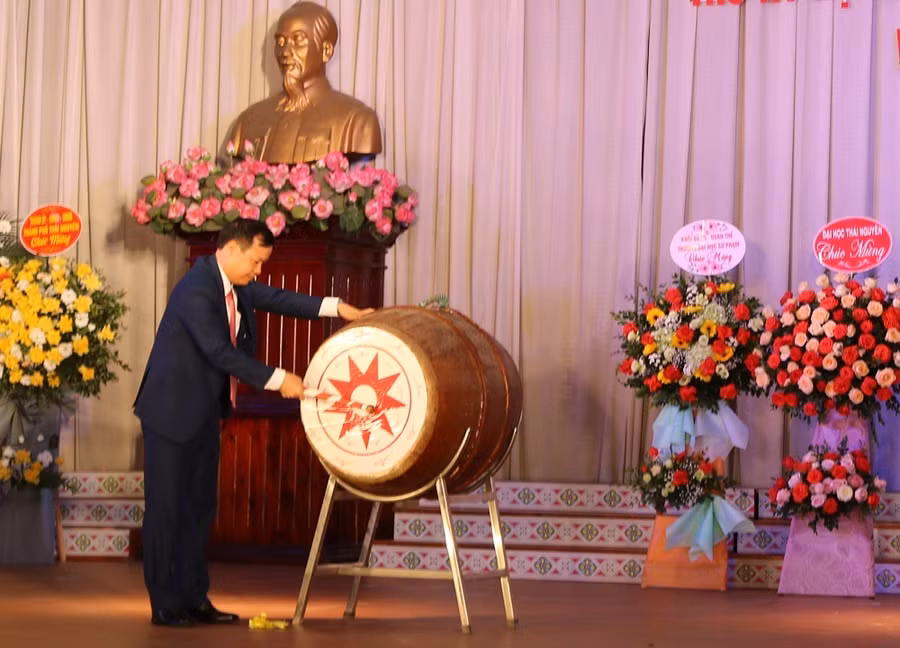 PGS.TS Mai Xuân Trường, Hiệu trưởng nhà trường đánh trống khai giảng năm học