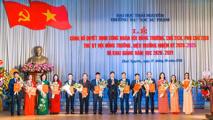 PGS.TS Trần Viết Khanh, Phó Giám đốc ĐH Thái Nguyên trao quyết định công nhận và tặng hoa chúc mừng các thành viên Hội đồng trường, Chủ tịch Hội đồng trường, Hiệu trưởng nhà trường