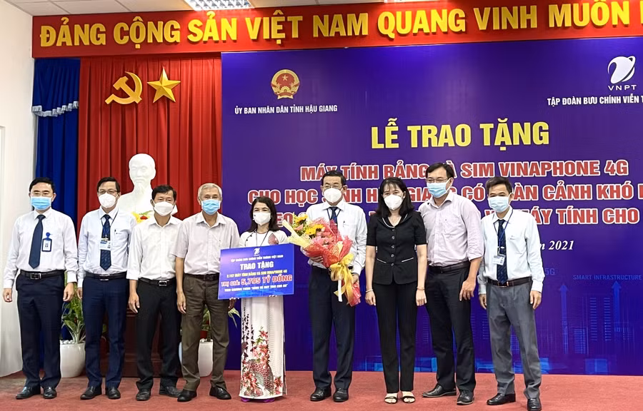 Tập đoàn Bưu chính viễn thông Việt Nam tặng 2.187 máy tính bảng (trị giá 5,795 tỉ đồng) cho HS tỉnh Hậu Giang.
