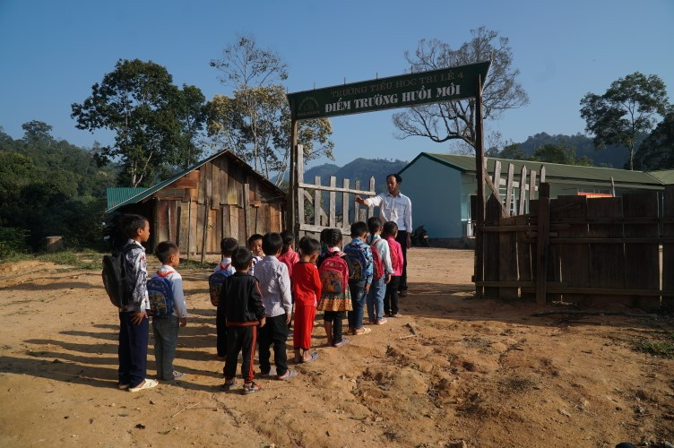 Thầy và trò tại điểm trường Huổi Mới – Trường Tiểu học Tri Lễ 4 (Quế Phong, Nghệ An) bước vào măm học 2020-2010. Ảnh: Hồ Lài