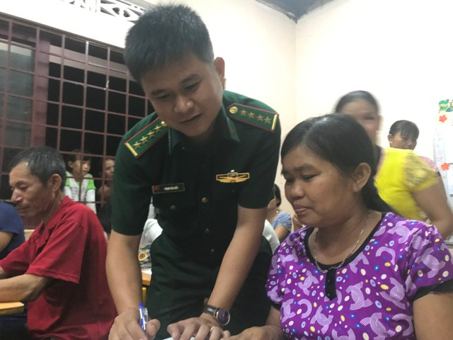 Hình ảnh thầy Hiếu đang dạy cho lớp xóa mù chữ. Báo Công lý Hình ảnh thầy Hiếu đang dạy cho lớp xóa mù chữ. Báo Công lý