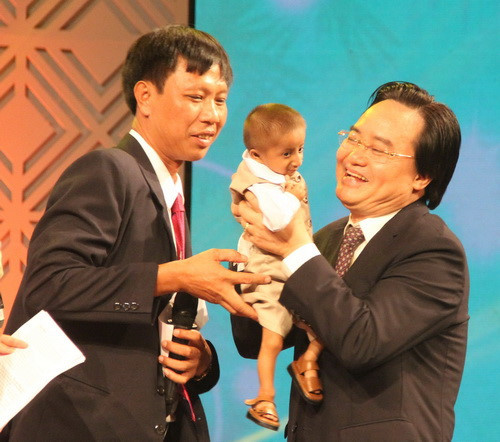 Bộ trưởng Bộ GD&ĐT Phùng Xuân Nhạ cùng thầy Đặng Văn Cương và em Đinh Văn K"Rể trong chương trình “Thay lời tri ân” năm 2017. Bộ trưởng Bộ GD&ĐT Phùng Xuân Nhạ cùng thầy Đặng Văn Cương và em Đinh Văn K"Rể trong chương trình “Thay lời tri ân” năm 2017.