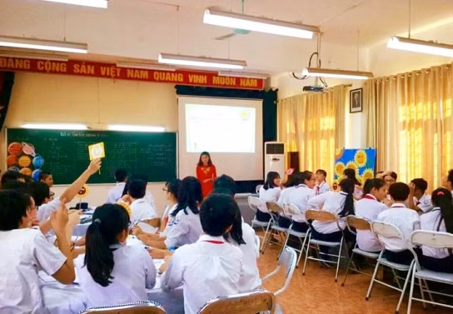 Cô trò Trường THCS Văn Lang (Phú Thọ)