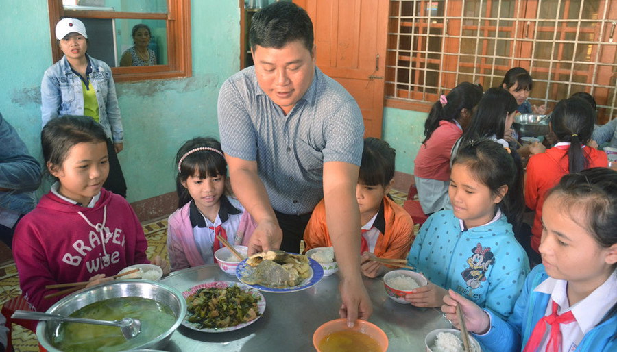 Thầy Nguyễn Khắc Điệp chăm chút từng bữa ăn cho học sinh. Báo Công an nhân dân Thầy Nguyễn Khắc Điệp chăm chút từng bữa ăn cho học sinh. Báo Công an nhân dân