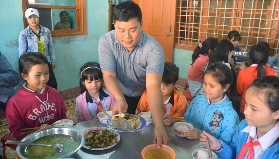 Thầy Nguyễn Khắc Điệp chăm chút từng bữa ăn cho học sinh. Báo Công an nhân dân