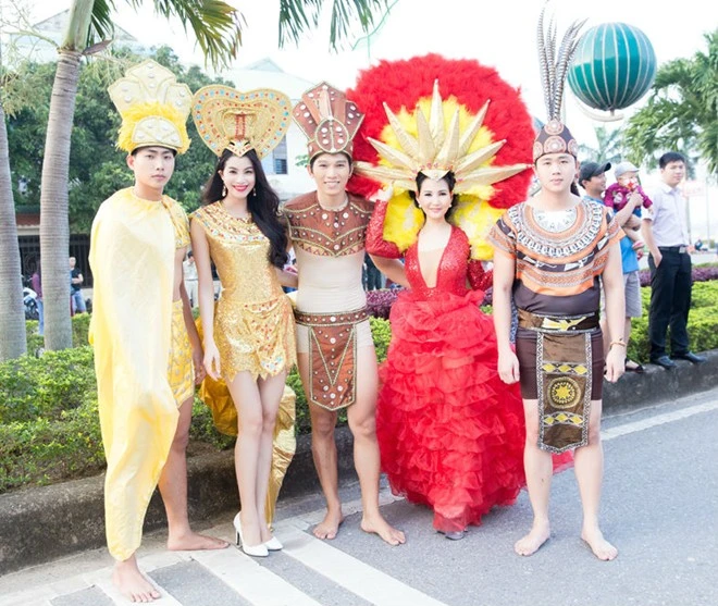 Dàn mẫu Việt lộng lẫy ở carnaval đường phố Quảng Bình