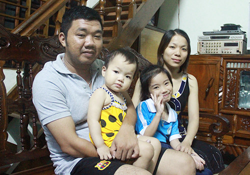 Sau khi ghép thành công, anh Đức và chị Nương đã sinh được thêm một bé gái. Theo định kỳ, anh Đức vẫn điều đặn đến bệnh viện để kiểm tra sức khỏe. Ảnh: Đắc Đức. anh-nguoi-ghep-tim-8013-1430097018.jpg