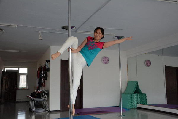 65 tuổi vẫn múa cột dẻo như thanh niên ảnh 5 pole5-8004-1430097048.jpg