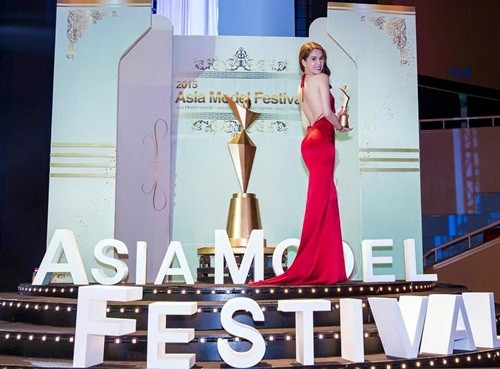 Ngọc Trinh sang Hàn nhận giải “Nữ hoàng bikini châu Á” là giả?3 Ngọc Trinh sang Hàn nhận giải “Nữ hoàng bikini châu Á” là giả?3