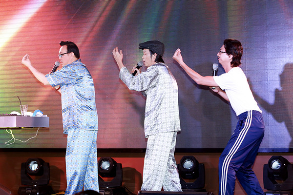 Cha con Hoài Linh, Hoài Lâm bị fan quây ảnh 7 hoai-linh-chi-tai-2-2637-1430104664.jpg