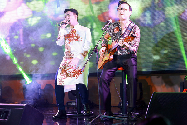 Cha con Hoài Linh, Hoài Lâm bị fan quây ảnh 4 hoai-lam-chi-tai-9254-1430104663.jpg