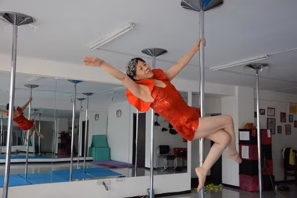 Jiang Zhijun, 65 years old, became interested in pole dancing under the influence of her daughter, who herself is a pole dancing instructor.