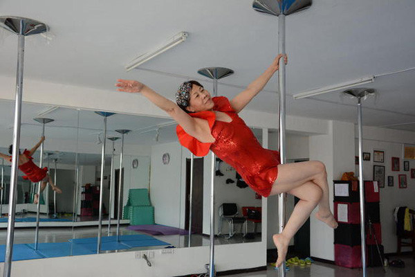 65 tuổi vẫn múa cột dẻo như thanh niên ảnh 1 Jiang Zhijun, 65 years old, became interested in pole dancing under the influence of her daughter, who herself is a pole dancing instructor.