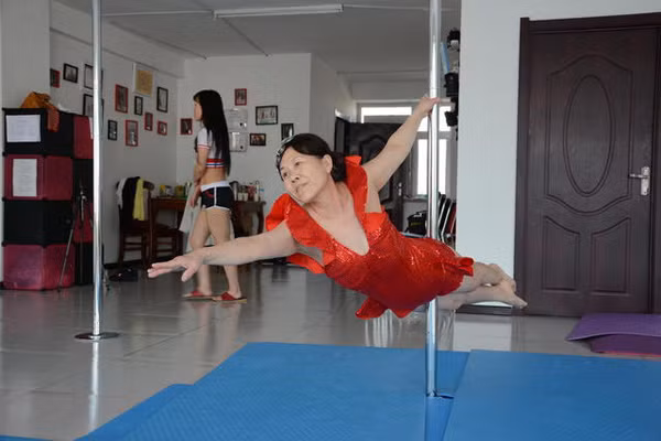 Jiang began to take up the art two years ago. After months of intense practice, she is now able to perform some very advanced moves. Jiang says that she plans on continuing to learn pole dancing and finds that the hobby brings her both health and happiness.
