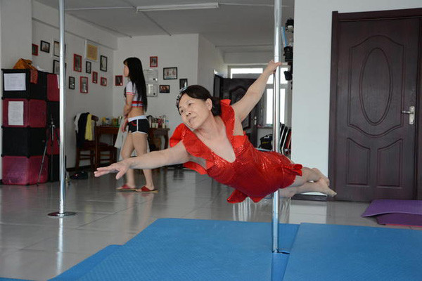 65 tuổi vẫn múa cột dẻo như thanh niên ảnh 3 Jiang began to take up the art two years ago. After months of intense practice, she is now able to perform some very advanced moves. Jiang says that she plans on continuing to learn pole dancing and finds that the hobby brings her both health and happiness.