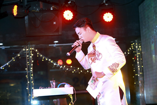 Cha con Hoài Linh, Hoài Lâm bị fan quây ảnh 5 hoai-lam-1-6239-1430104663.jpg