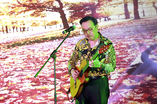 Cha con Hoài Linh, Hoài Lâm bị fan quây ảnh 6 chi-tai-1968-1430104663.jpg
