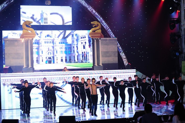 The Remix: Sững sờ màn “vác” trăn của Tóc Tiên ảnh 5 The Remix: Sững sờ màn “vác” trăn của Tóc Tiên ảnh 5