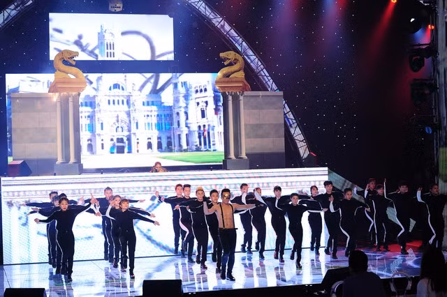 The Remix: Sững sờ màn “vác” trăn của Tóc Tiên ảnh 5