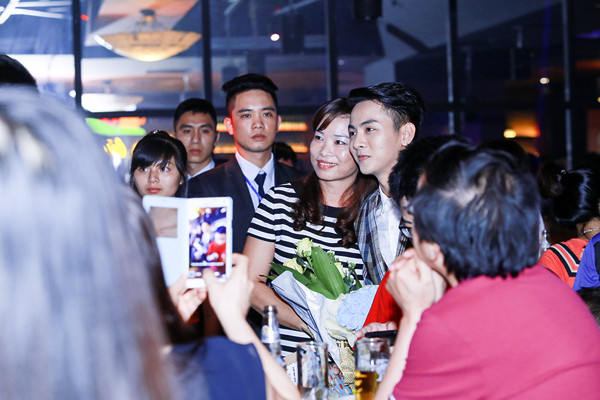 Cha con Hoài Linh, Hoài Lâm bị fan quây ảnh 8 hoai-lam-3-6548-1430104664.jpg