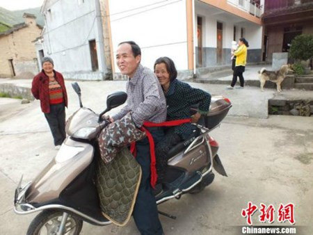 TQ: Chở mẹ già tới nơi làm việc hằng ngày để chăm sóc TQ: Cho me gia toi noi lam viec hang ngay de cham soc