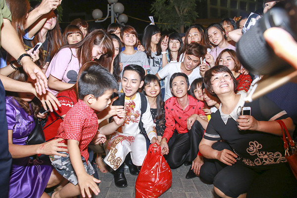 Cha con Hoài Linh, Hoài Lâm bị fan quây ảnh 9 hoai-linh-hoai-lam-5-8350-1430104664.jpg