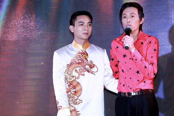 Cha con Hoài Linh, Hoài Lâm bị fan quây ảnh 2 hoai-linh-hoai-lam-2-4164-1430104663.jpg
