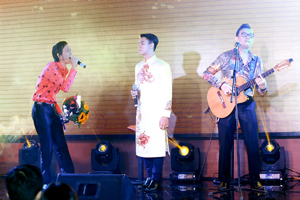 Cha con Hoài Linh, Hoài Lâm bị fan quây ảnh 3 hoai-linh-hoai-lam-4-6425-1430104663.jpg