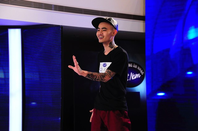 Vietnam Idol: Thí sinh đầu trọc, xăm trổ đầy mình gây “sốc” ảnh 3 Vietnam Idol: Thí sinh đầu trọc, xăm trổ đầy mình gây “sốc” ảnh 3