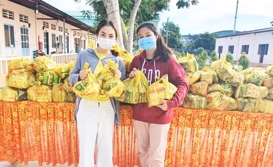 Lưu học sinh kẹt lại ký túc xá nhận hỗ trợ.
