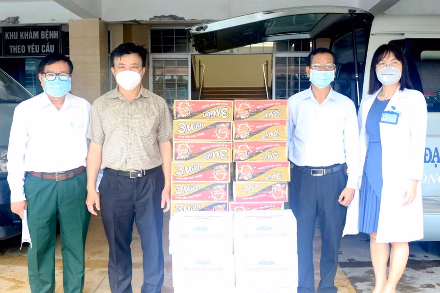 Trường ĐH Cửu Long trao quà cho BV Đa khoa Vĩnh Long.