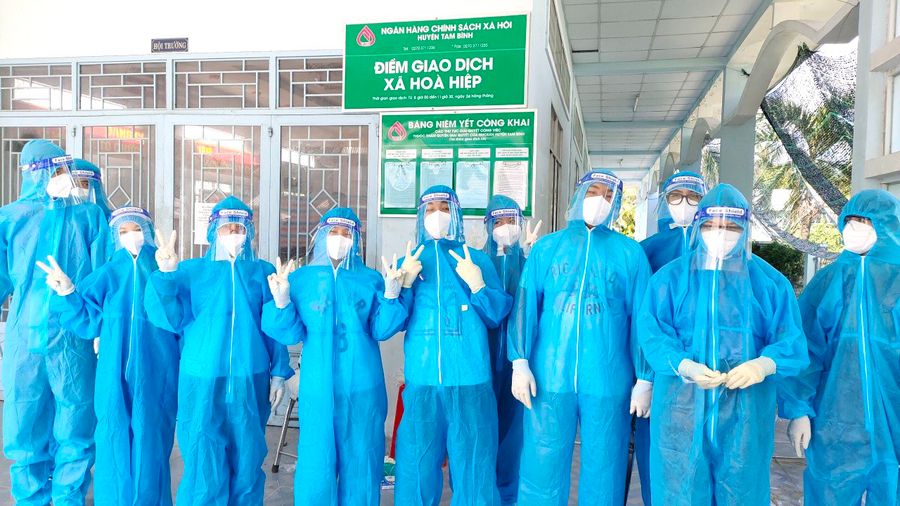Đội tình nguyện SV khối Sức khỏe Trường ĐH Cửu Long hỗ trợ ngành Y tế huyện Tam Bình, Vĩnh Long.