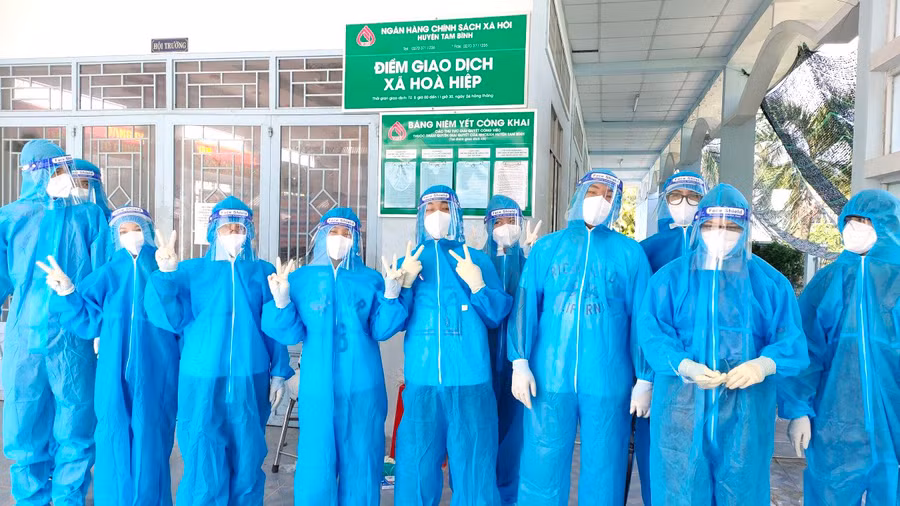 Đội tình nguyện SV khối Sức khỏe Trường ĐH Cửu Long hỗ trợ ngành Y tế huyện Tam Bình, Vĩnh Long.