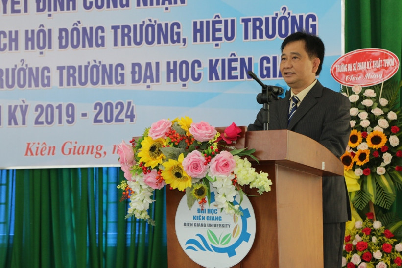 TS Nguyễn Tuấn Khanh - Hiệu trưởng Trường ĐH Kiên Giang phát biểu tại buổi lễ.