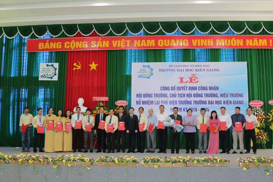 Trao quyết định công nhận và tặng hoa chúc mừng cho 25 thành viên Hội đồng trường.