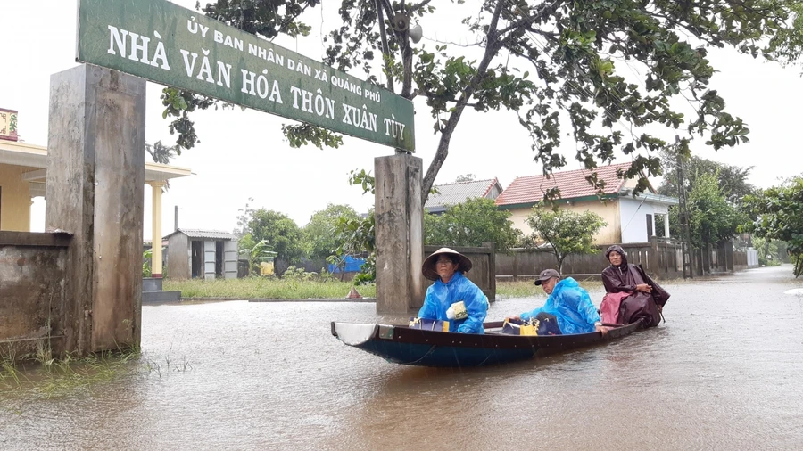 Một số người dân đã dùng phương tiện ghe thuyền để di chuyển.